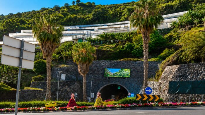 Autofahren auf Madeira mit Tunneln und Kreisverkehren
