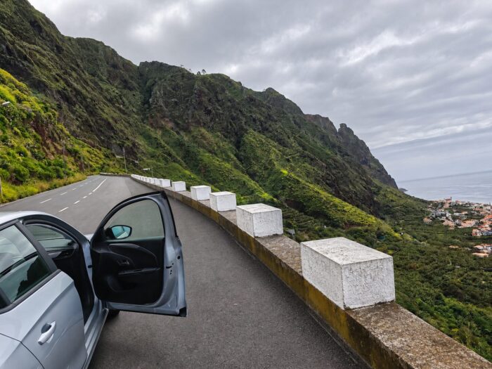 Küstenstraße mit Blick auf das Meer