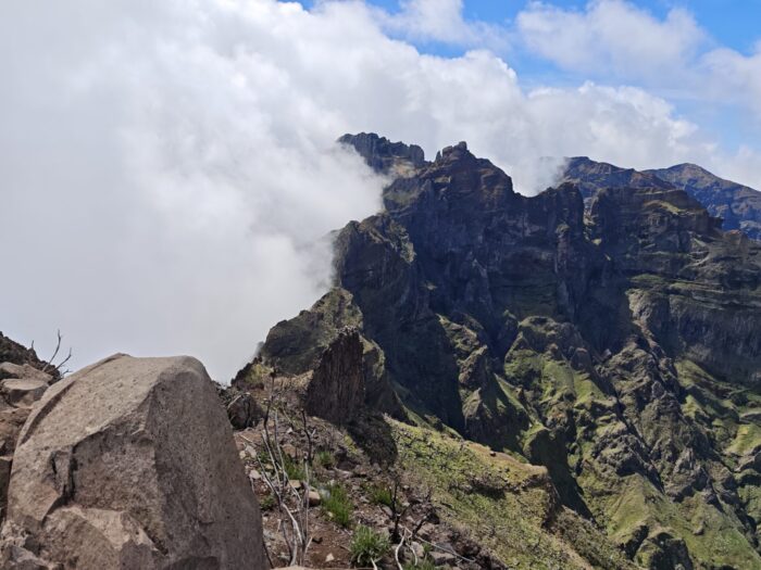 Pico Ruivo Wanderung auf Madeira mit Nebel und Berglandschaft